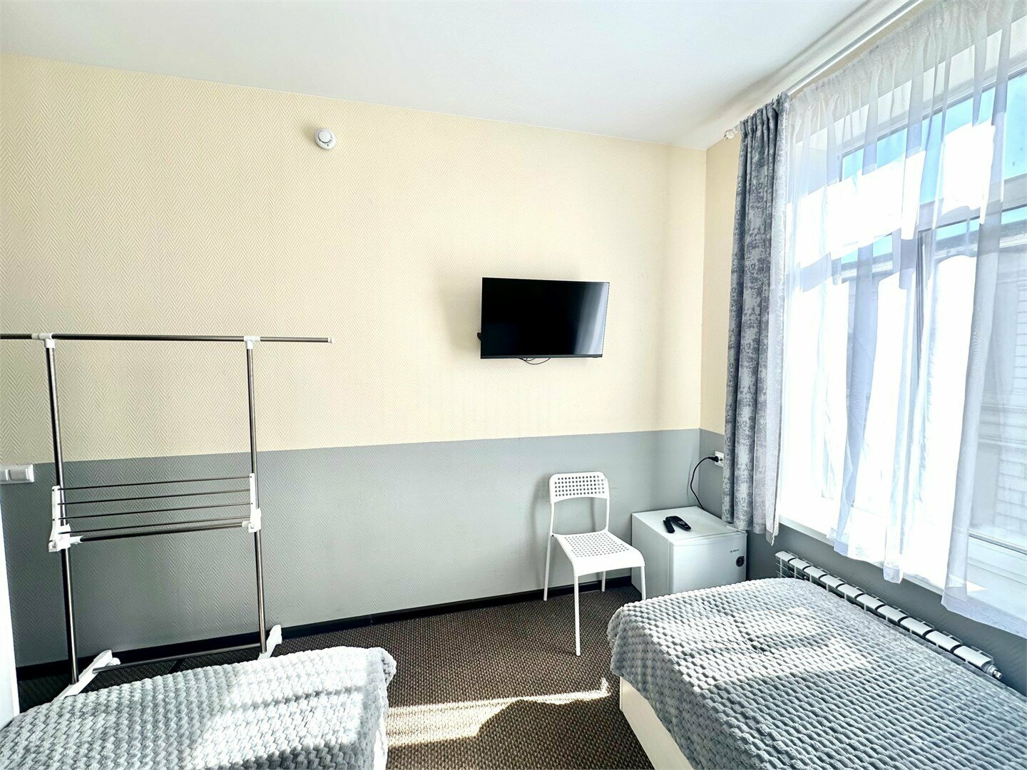 Стандартный двухместный номер с 2 отдельными кроватями и общей ванной комнатой