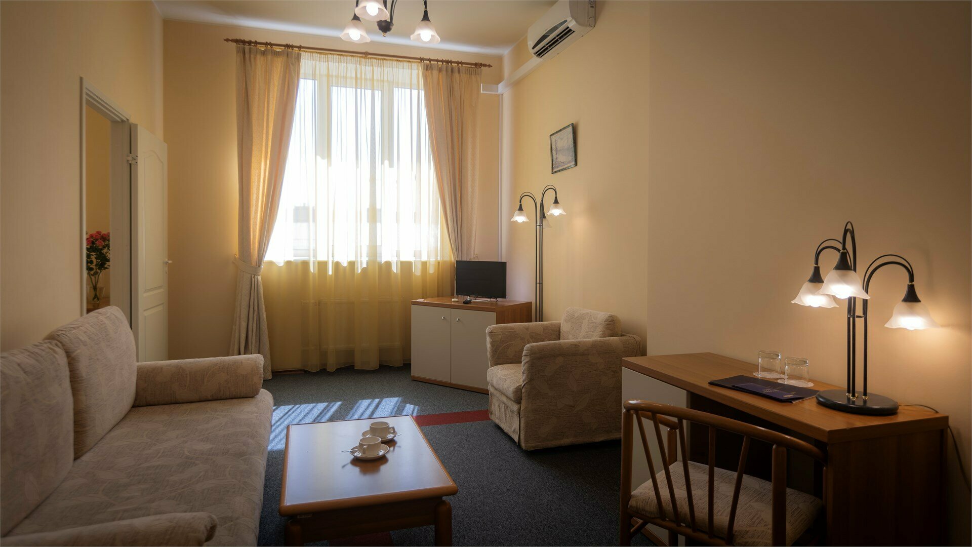 Двухместный стандарт двухкомнатный с одной большой кроватью