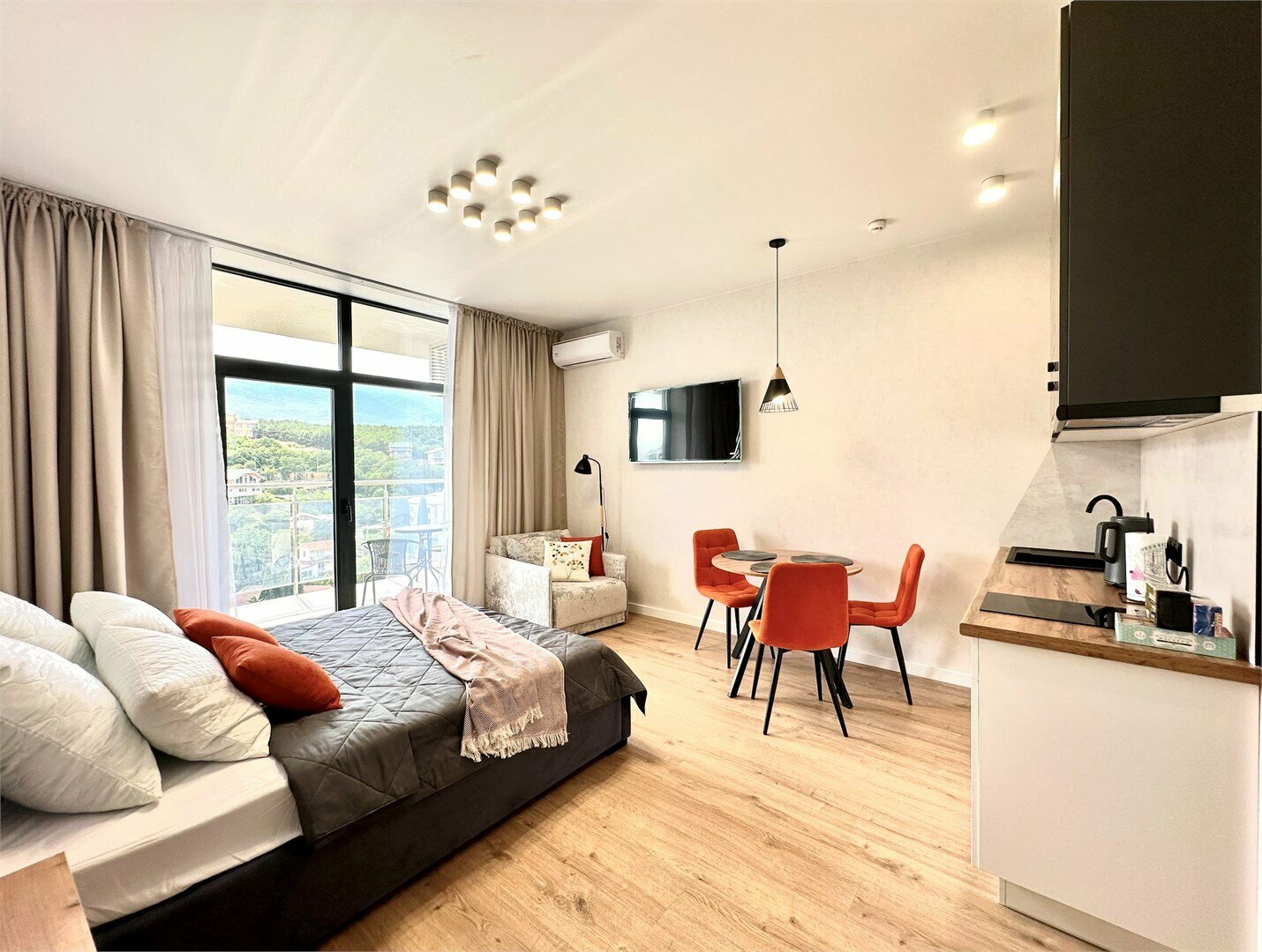 Дизайнерская студия LS-RELAX TIME время для отдыха в Алуште - вид на море и горы с 14 этажа