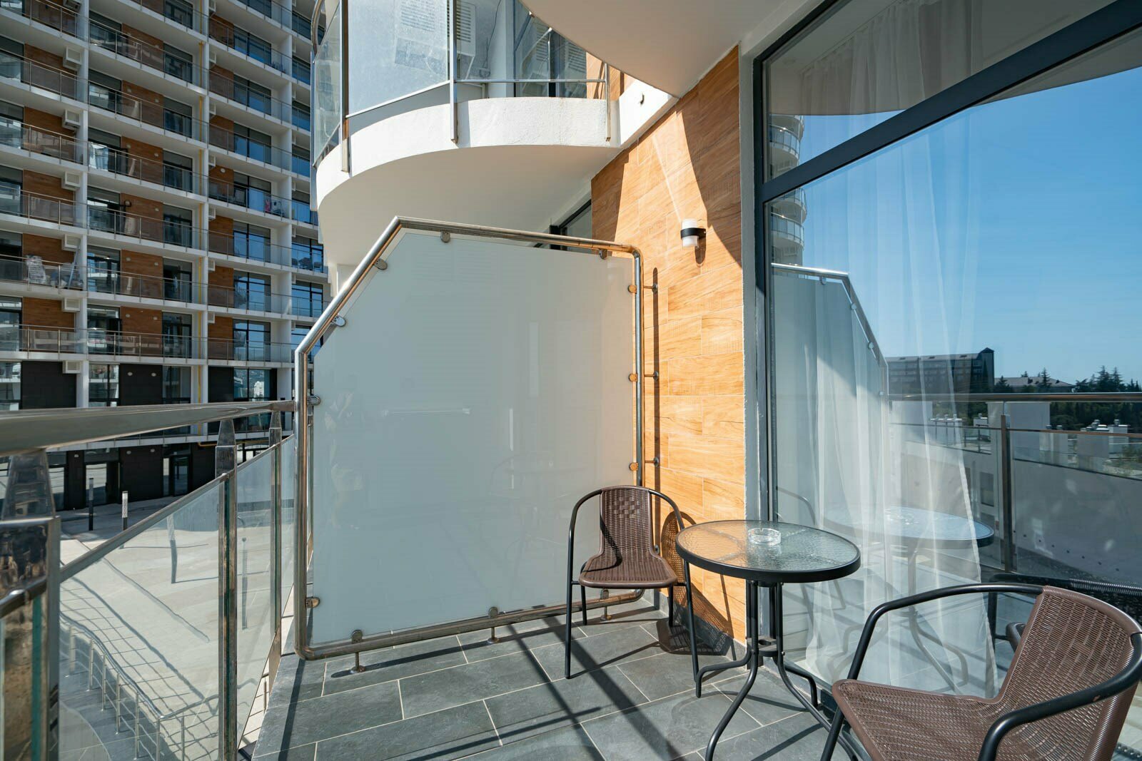 Дизайнерская студия LS-HI-TECH RELAX свобода лета в Алуште - вид на море со 2 этажа