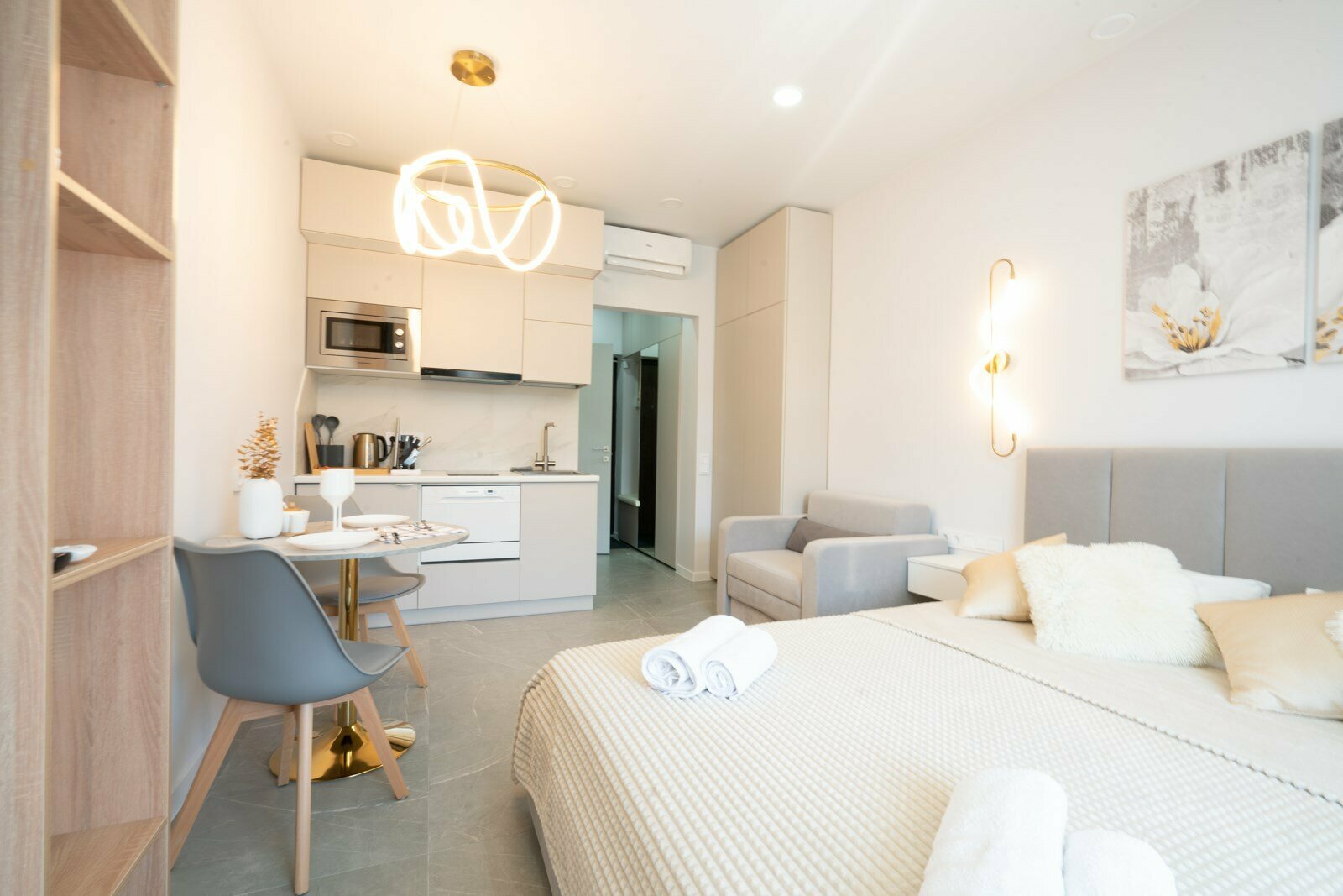 Дизайнерская студия LS- SUMMER EMOTIONS нежные эмоции лета в Алуште - вид на горы с 4 этажа