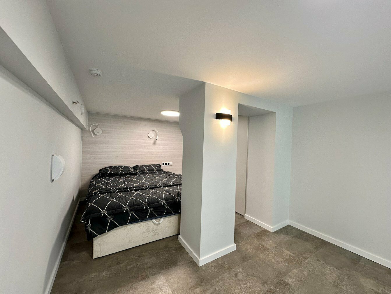 Дизайнерские двухуровневые апартаменты LS-LUX-WHITE SANDS песочных оттенков в Алуште - боковой вид на море с 1 этажа