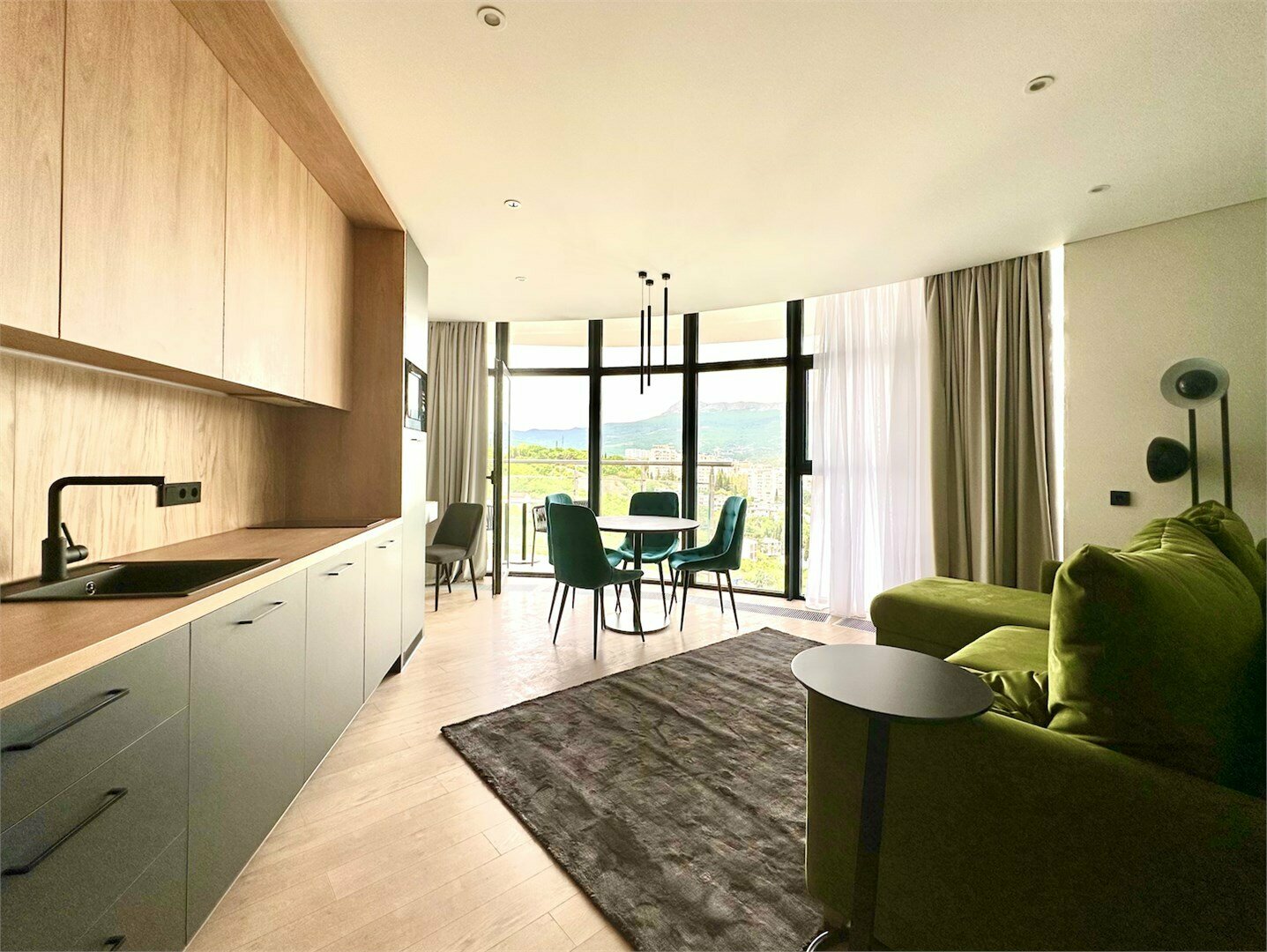 Апартаменты с отдельной спальней LS-DIAMOND GREEN алмазного свечения лета в Алуште - вид на море и горы с 13 этажа