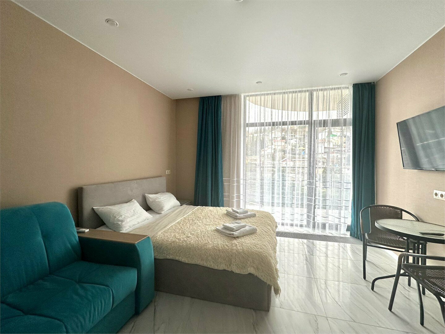 Дизайнерская студия LS-FAMILY COMFORT  летние теплые дни в Алуште - вид на горы с 4 этажа