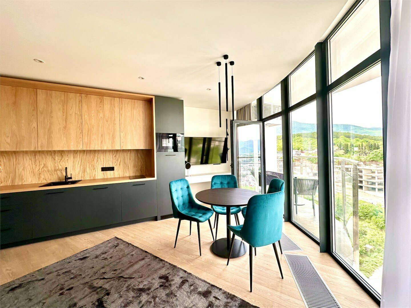 Апартаменты с отдельной спальней LS-DIAMOND GREEN алмазного свечения лета в Алуште - вид на море и горы с 13 этажа