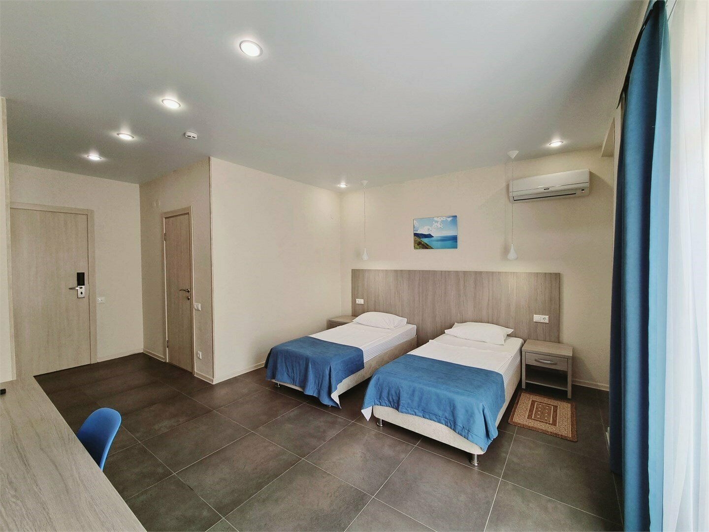 Улучшенный Стандарт с двумя кроватями SUTWIN PROMO (с балконом, первый этаж)