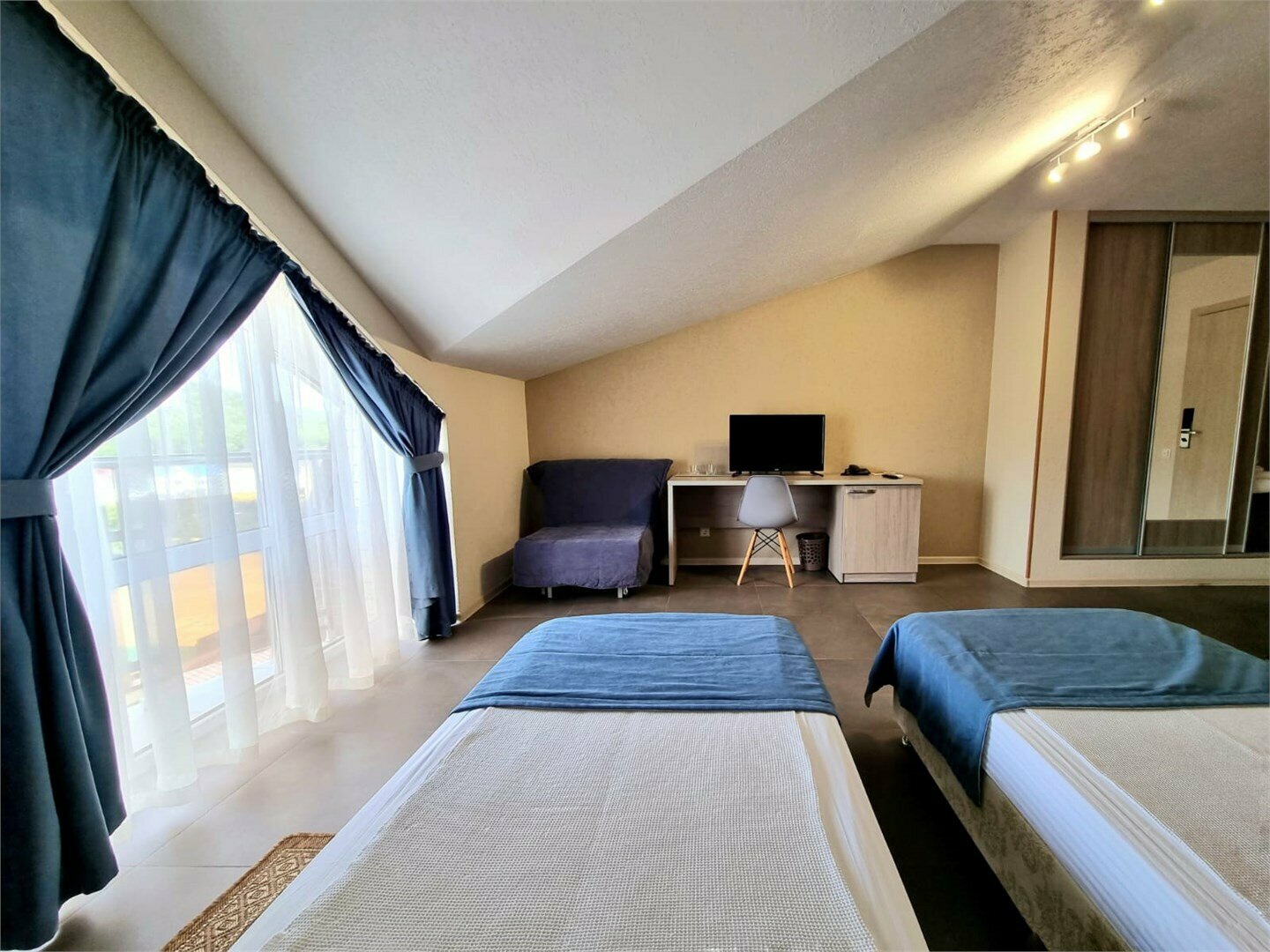 Улучшенный Стандарт Мансардный с двумя кроватями SUTWIN-M (с балконом)