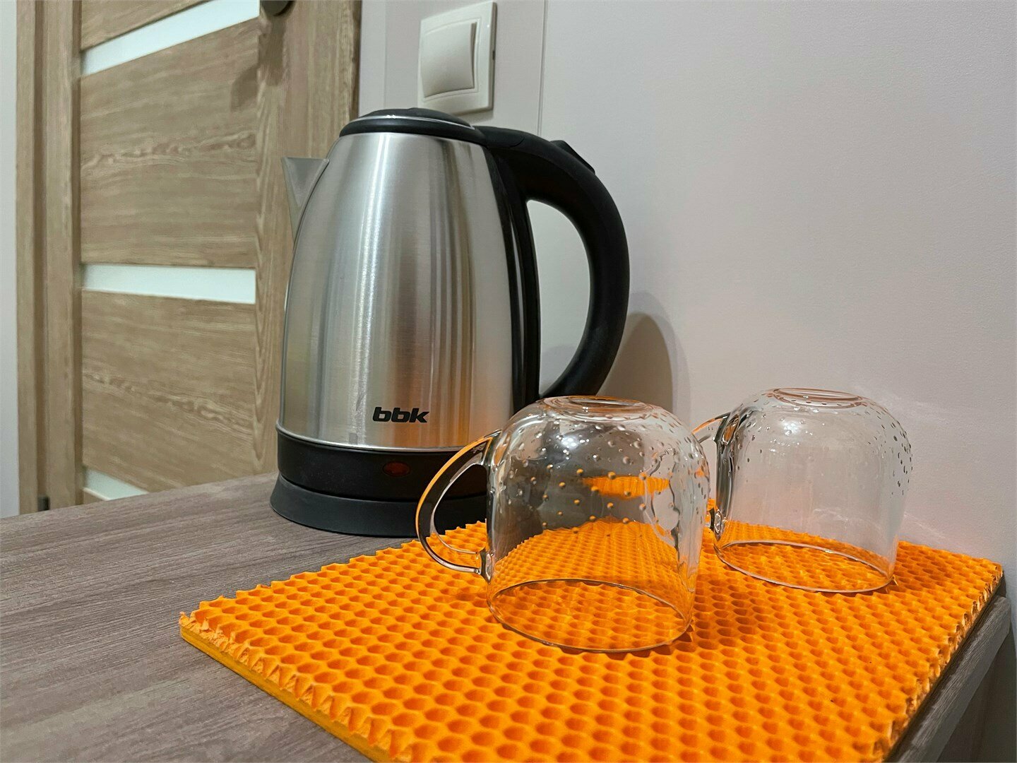 Стандартный двухместный номер с 2 отдельными кроватями и общей ванной комнатой