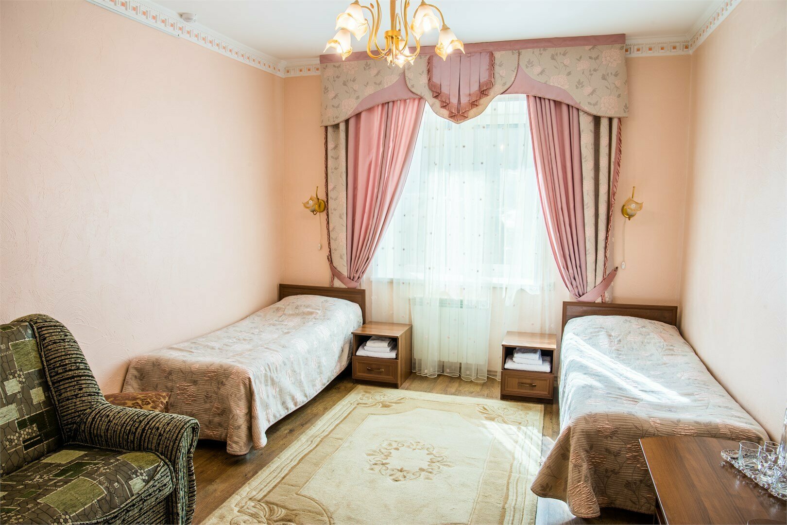 Просторный двухместный номер с 2 отдельными кроватями