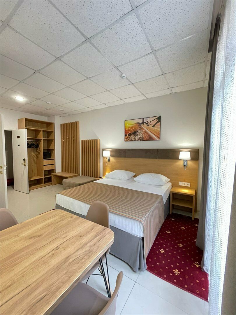 "Апартамент Семейный" 2-х комнатный, 4-х местный с французским балконом  (КУХНЯ)