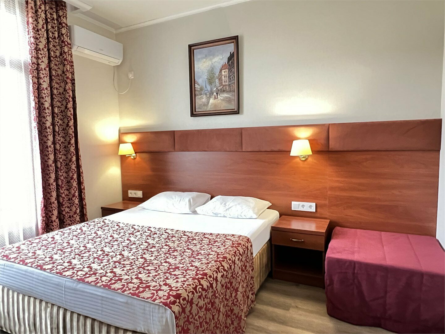 "Улучшенный" 2-х местный с одной 2-х спальной кроватью или 2-мя односпальными кроватями с французским балконом