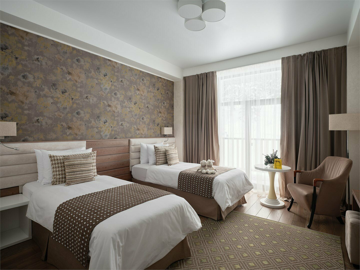 Де Люкс (3 этаж, с балконом) - c двумя кроватями