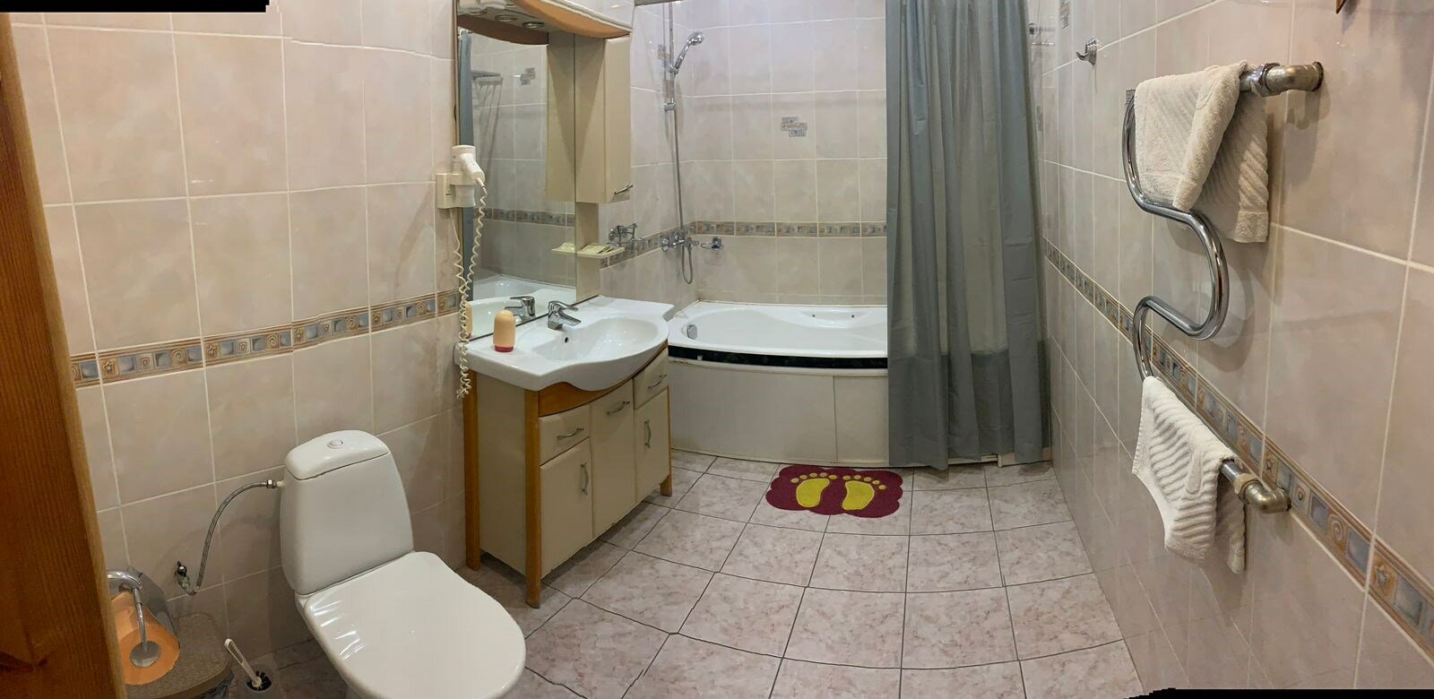 Четырехместный номер с ванной комнатой