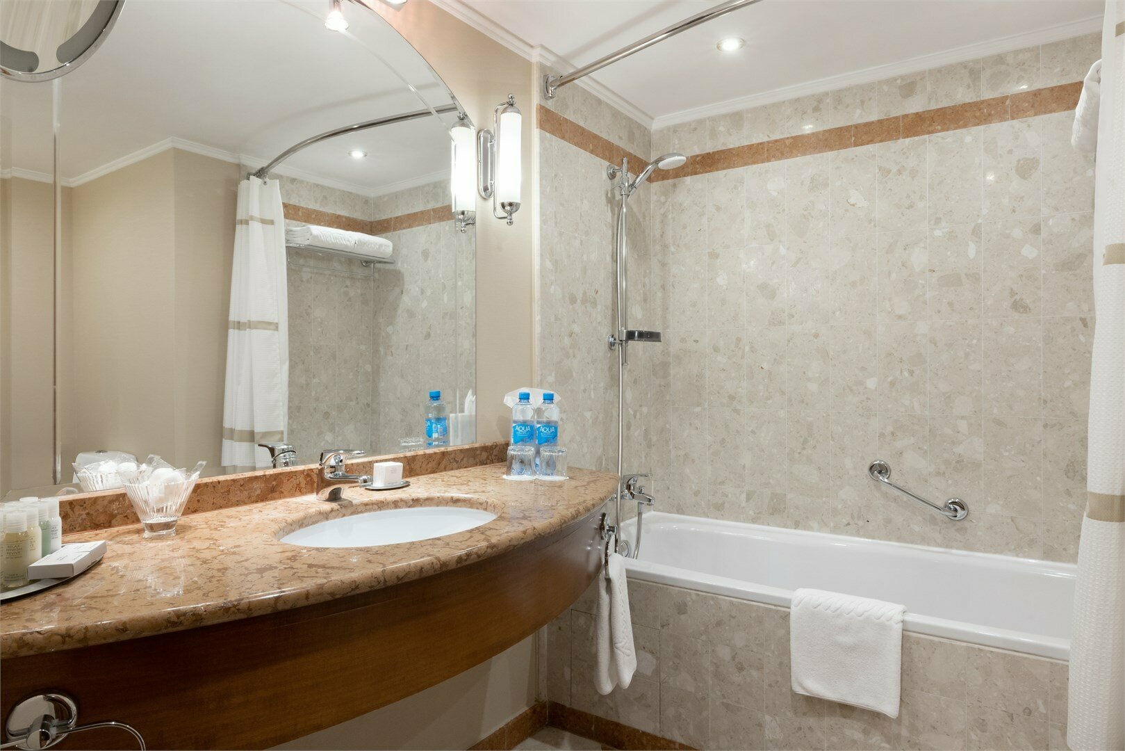 Представительский номер, с доступом в представительскую гостиную, с одной большой кроватью