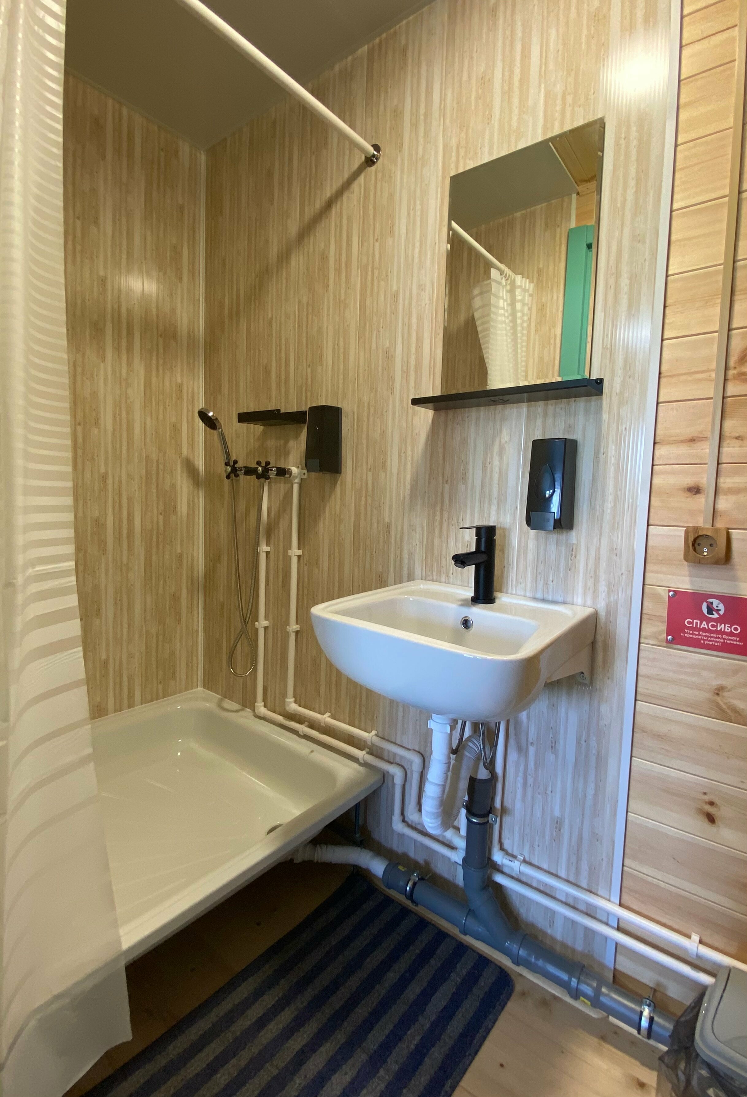 Трехместный номер с видом на озеро