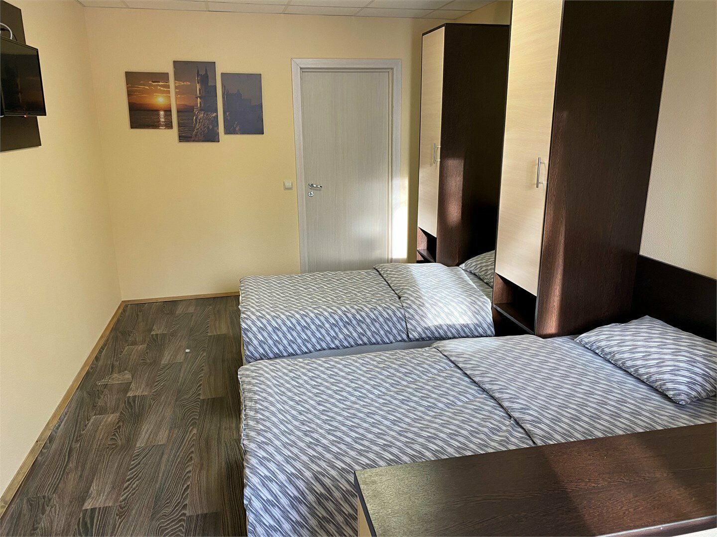 Двухместный номер с 2 отдельными кроватями и общей ванной комнатой