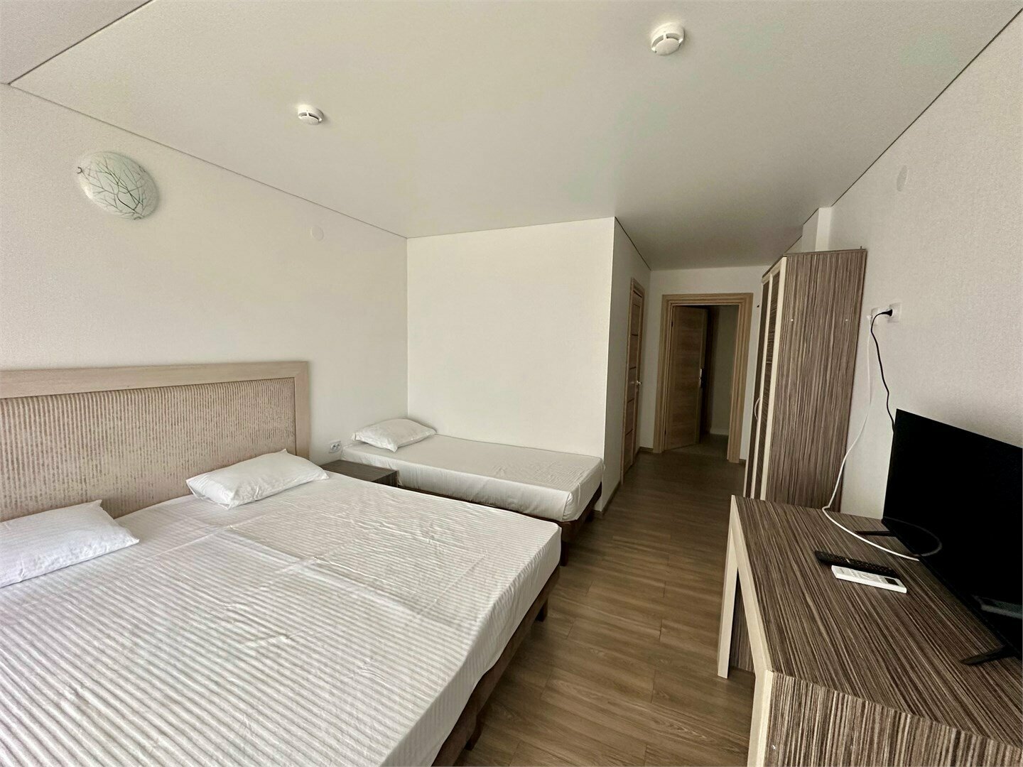 Стандартный номер на двоих-троих гостей с видом во двор без балкона (корпус Б)