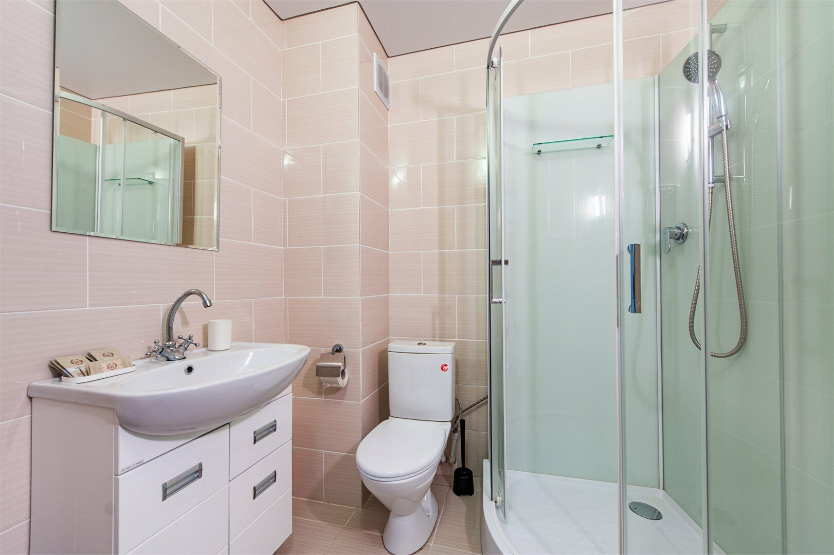 Двухкомнатный семейный номер  на 3-4 гостя с двумя балконами и видом на море (корпус Б)