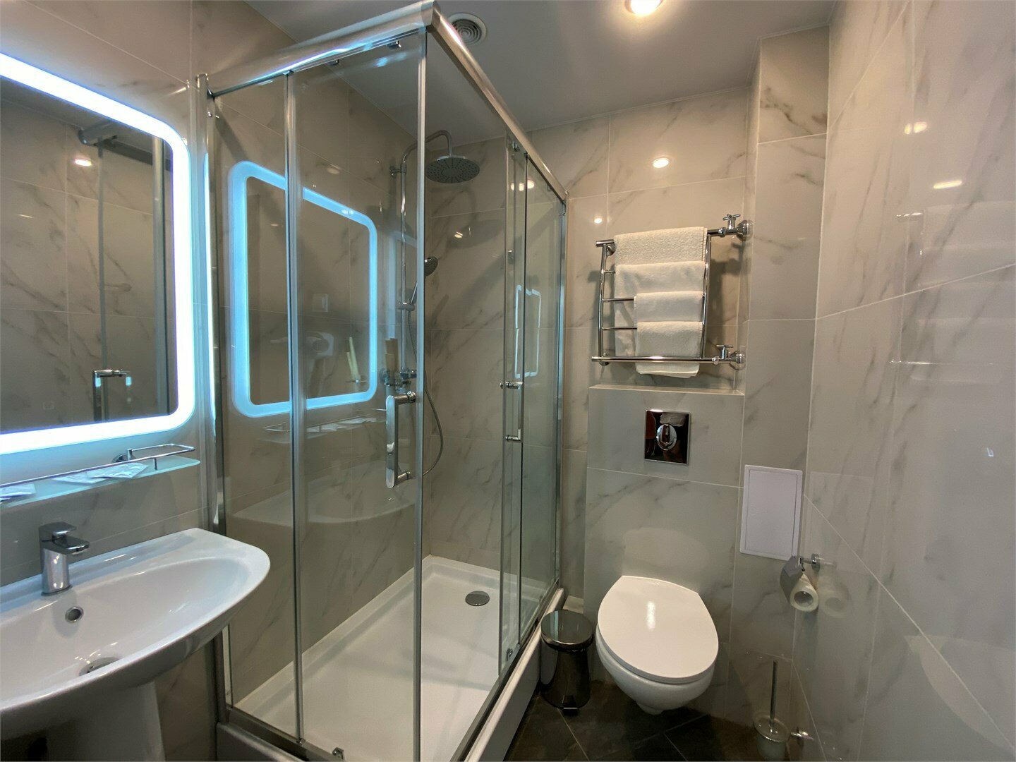 Полулюкс с балконом (Двухместный номер с двуспальной кроватью)Размещение с питомцами не допустимо