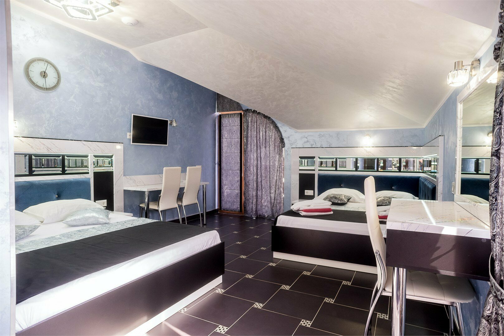 Метелица-  Четырехместная студия с двумя балконами и видом на море