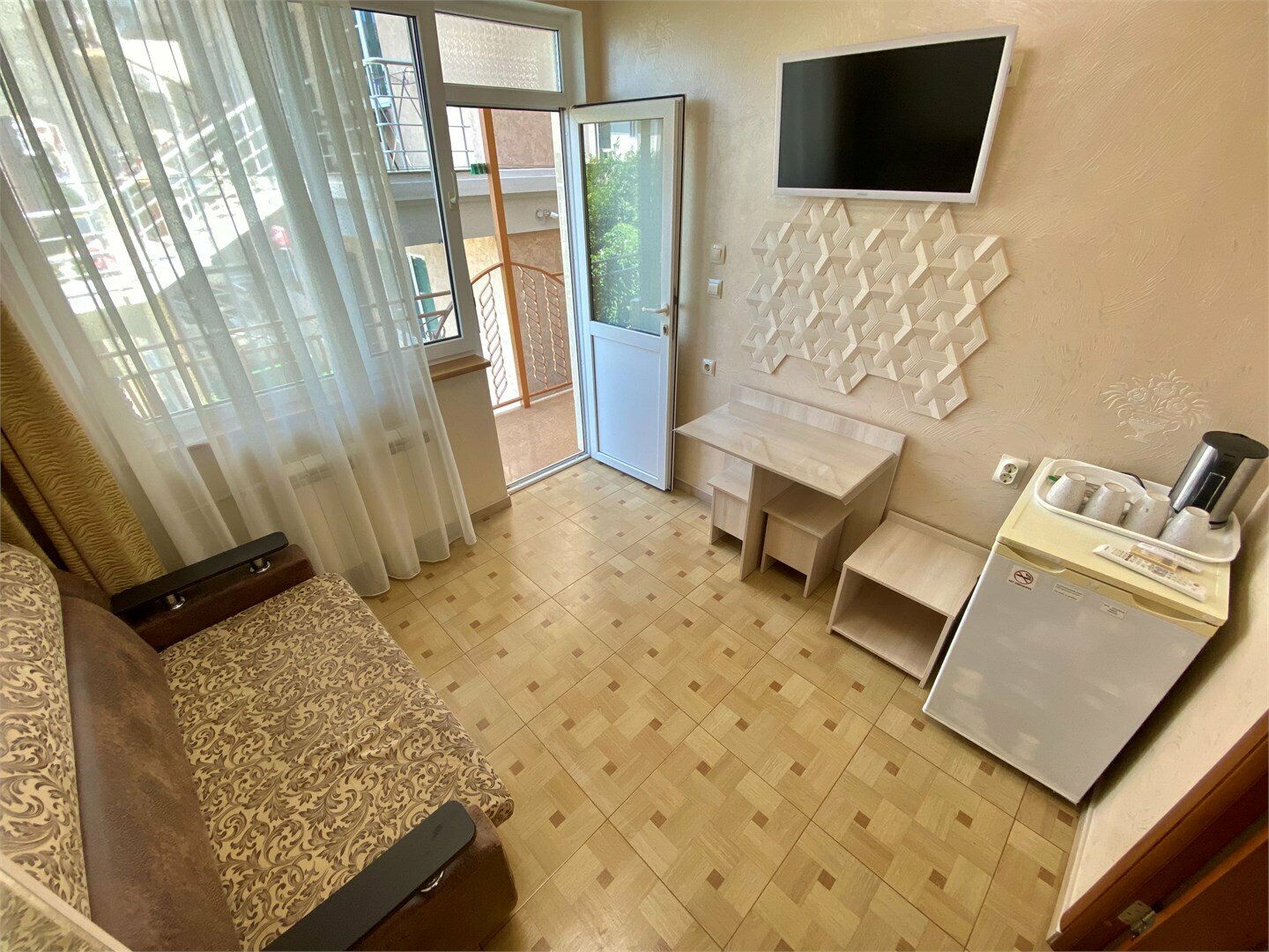 Стандартный номер с 2 односпальными кроватями и диваном