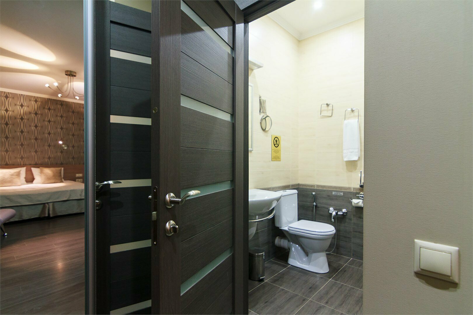 Стандартный номер - без окна на улицу (окно выходит в атриум отеля)