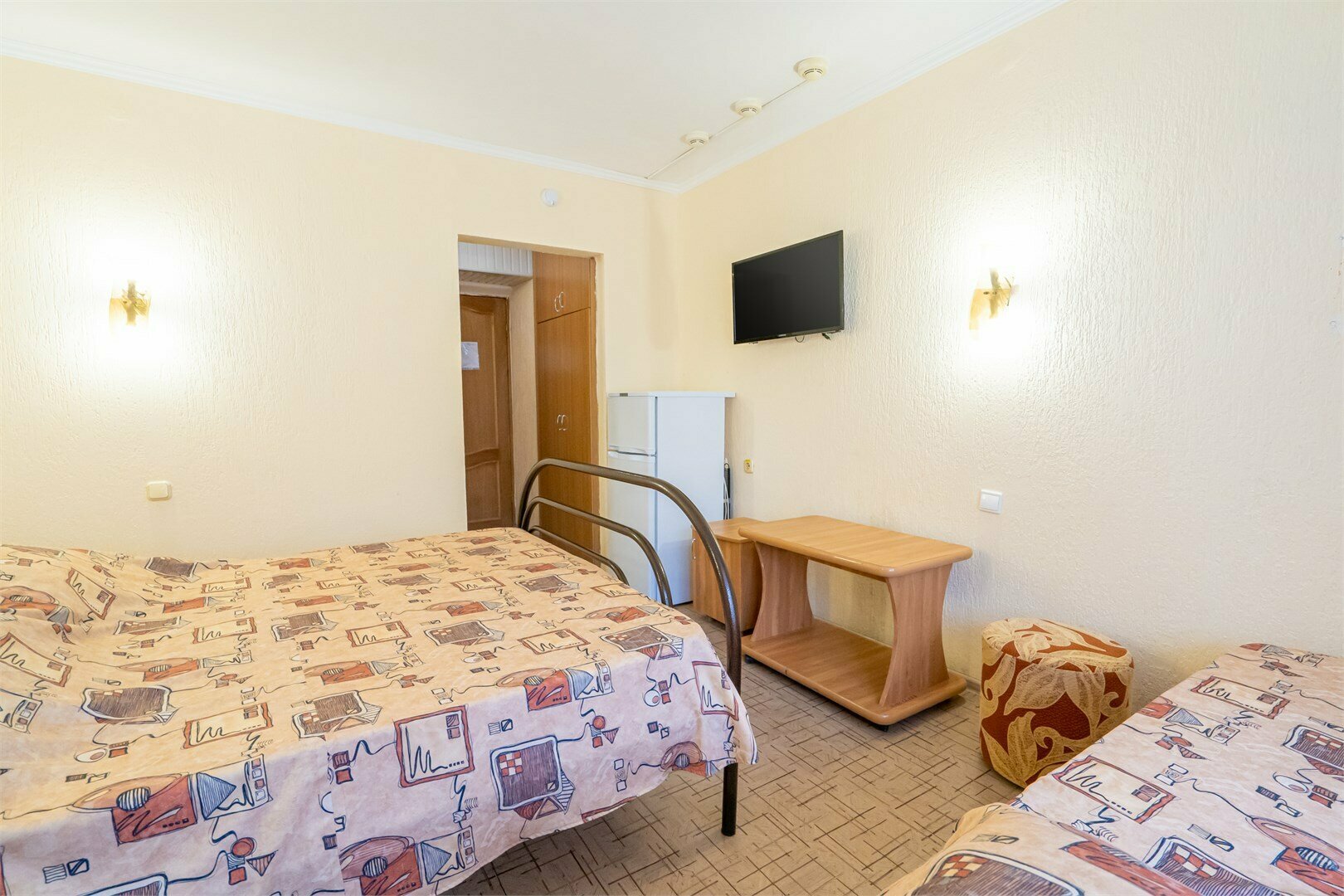 У1 Улучшенный однокомнатный номер с двухспальной кроватью  и 1 односпальной кроватью без  дополнительного места