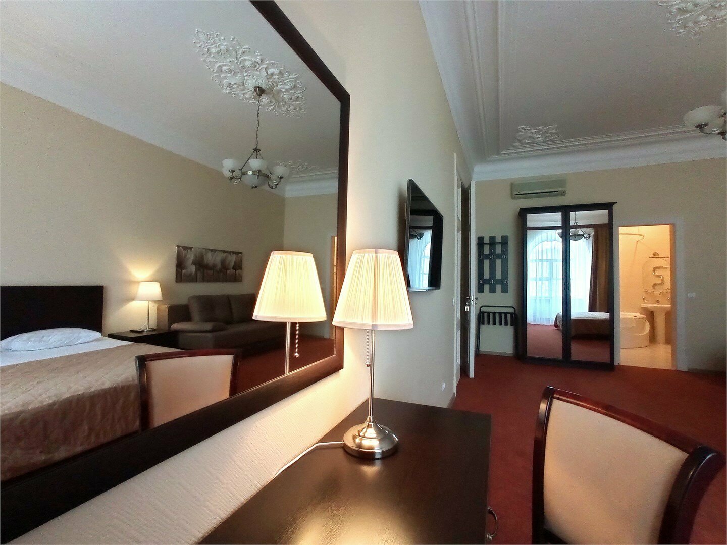 Номер Делюкс с видом на город с гидромассажной ванной (кондиционер)