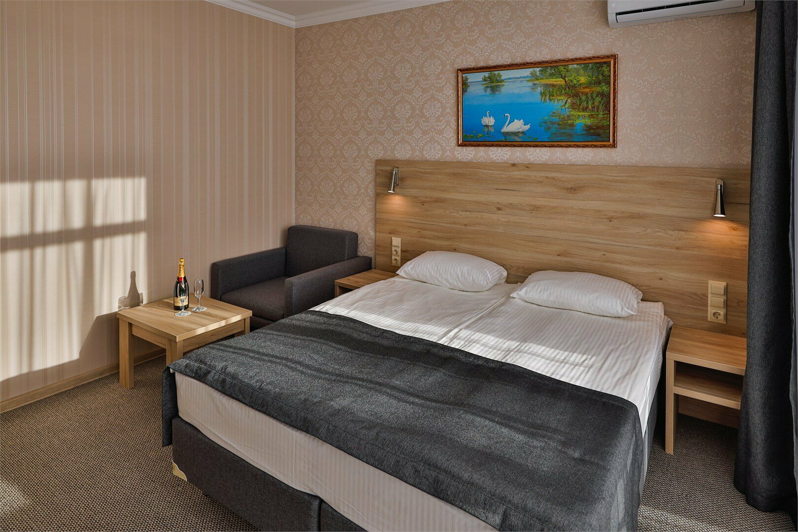 С балконом с видом в стену