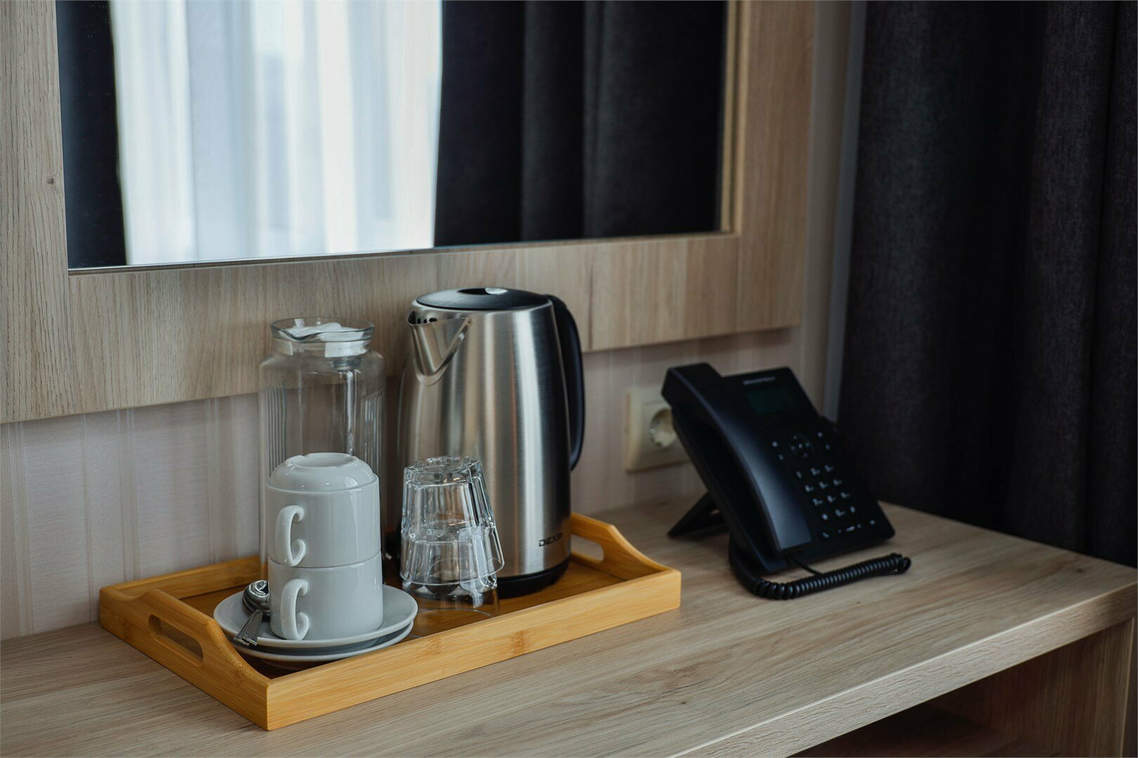 С балконом с видом в стену