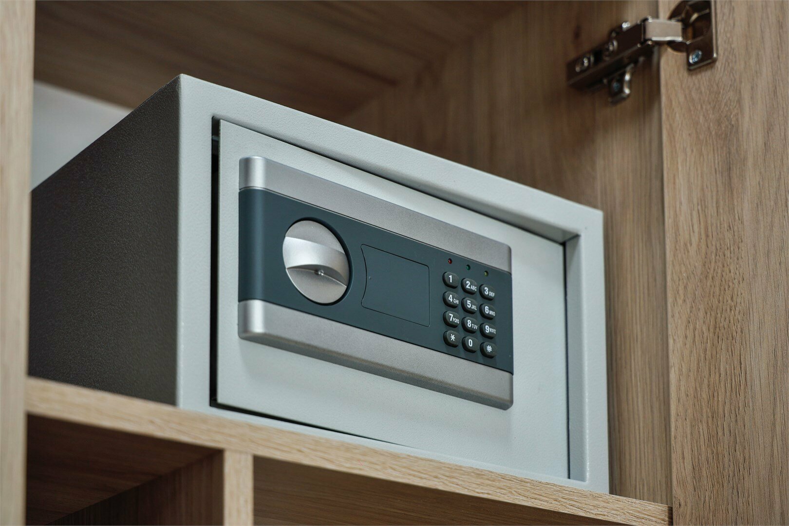 С балконом с видом в стену