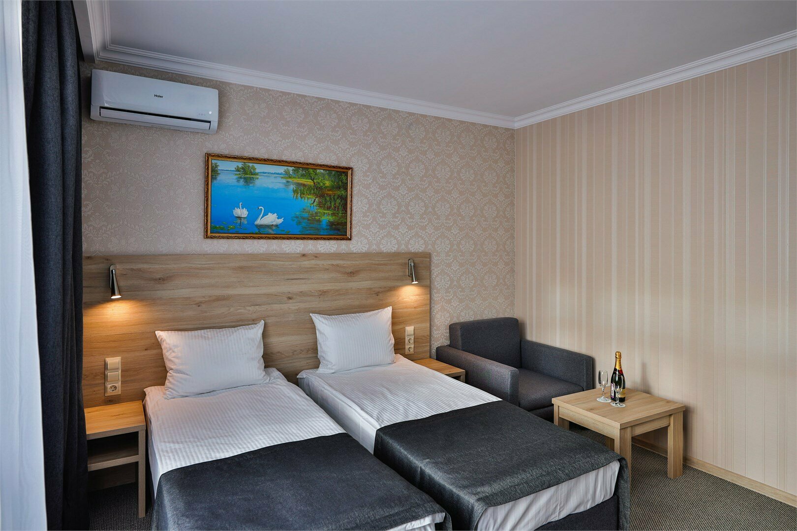 С балконом с видом в стену