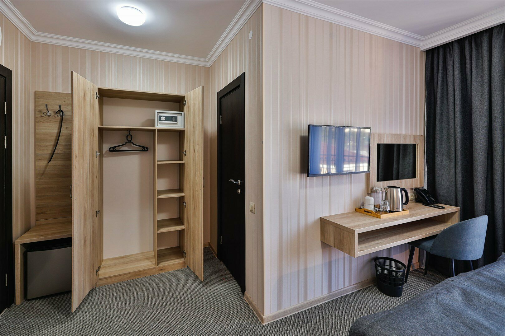 С балконом с видом в стену