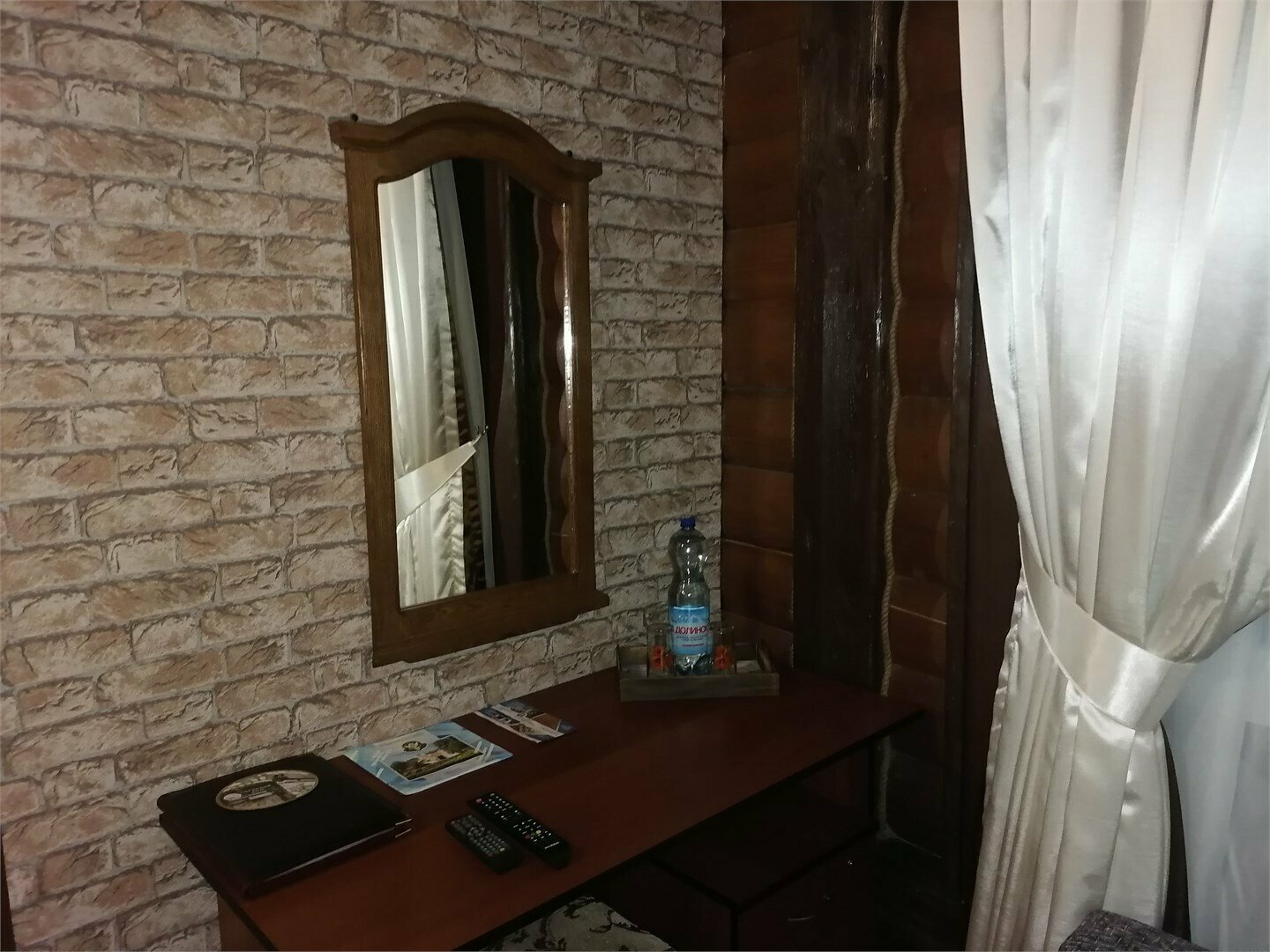 Двухместный номер категории "Супериор-Ракни" с двуспальной кроватью, с возможностью одного дополнительного места.