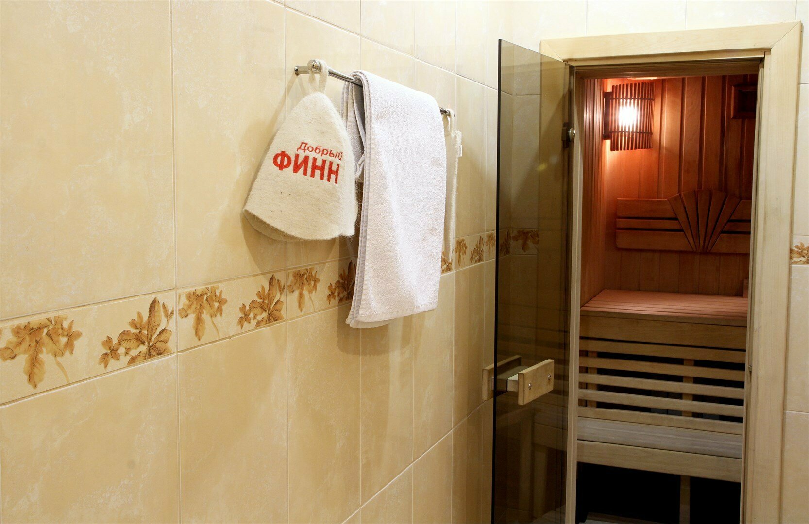 Номер полулюкс с сауной с одной большой кроватью