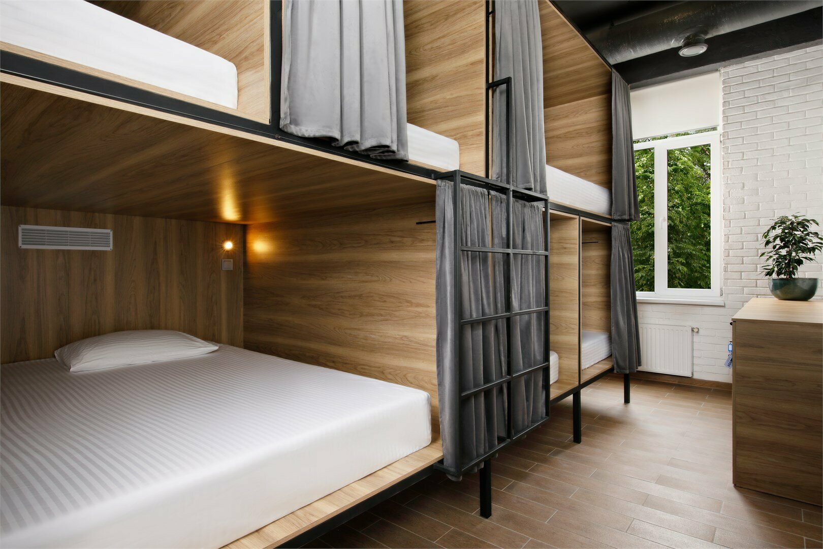 Двухместная капсула в 12-ти местном женском номере