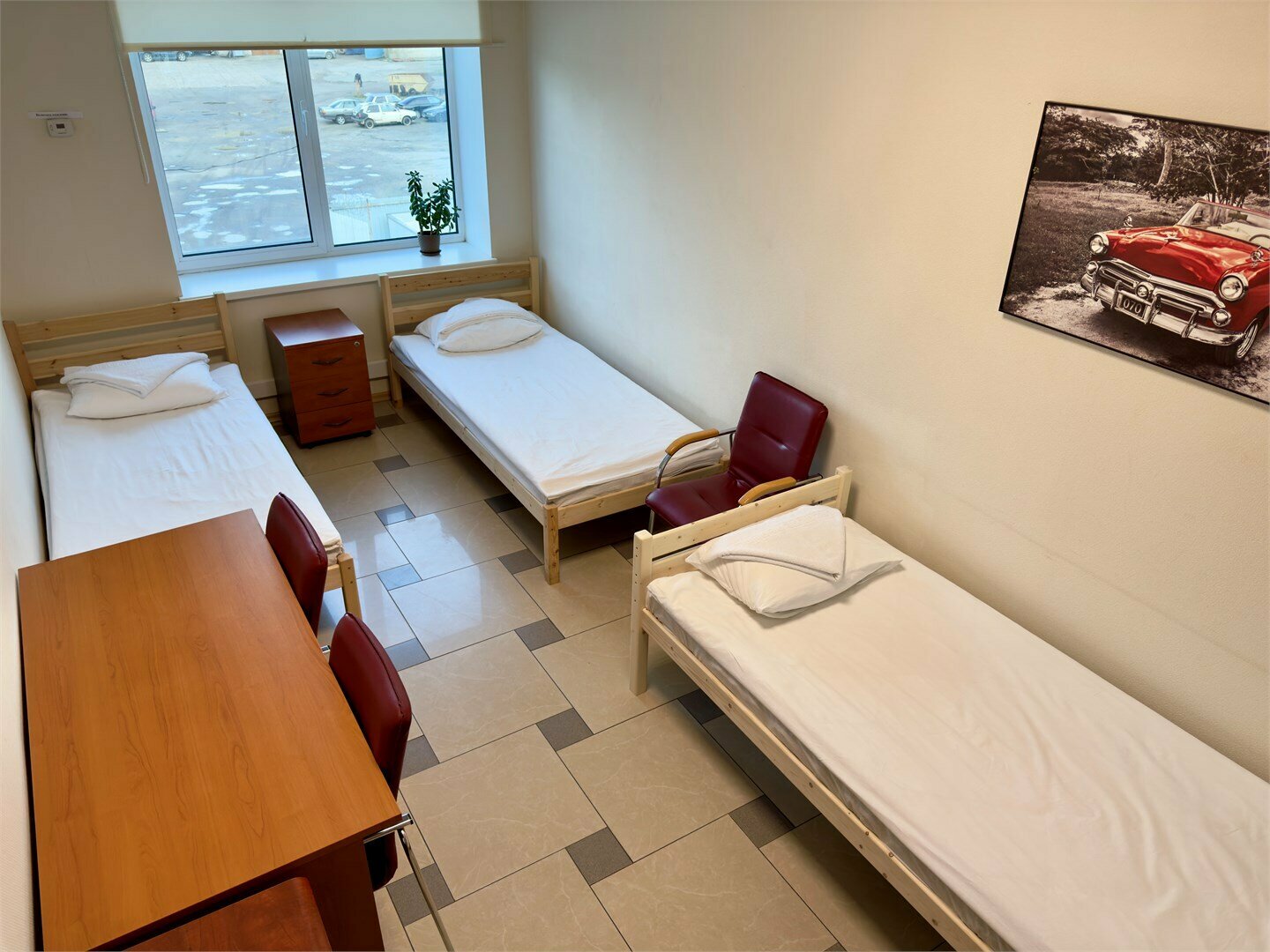 Трёхместная комната с 3 односпальными кроватями с электронным замком