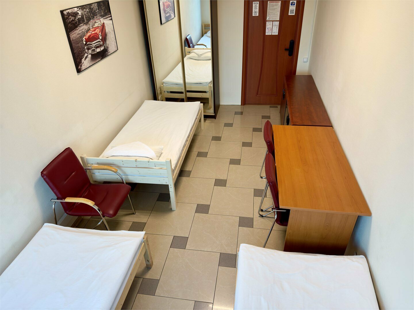 Трёхместная комната с 3 односпальными кроватями с электронным замком