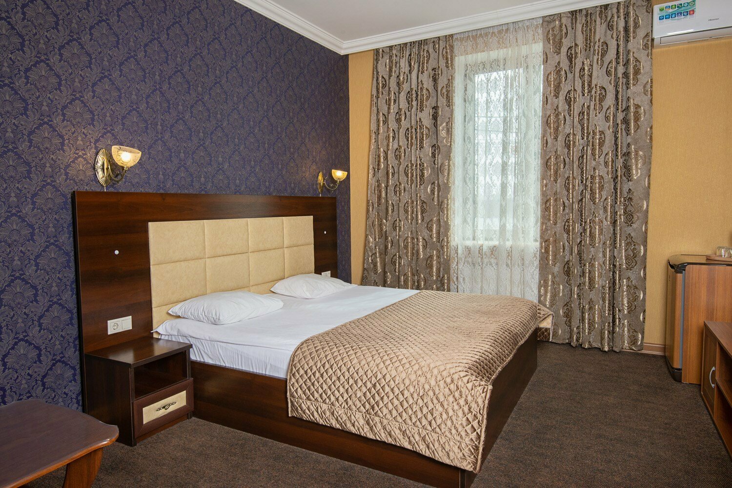 Номер с кроватью размера «king-size» и видом на озеро № 104