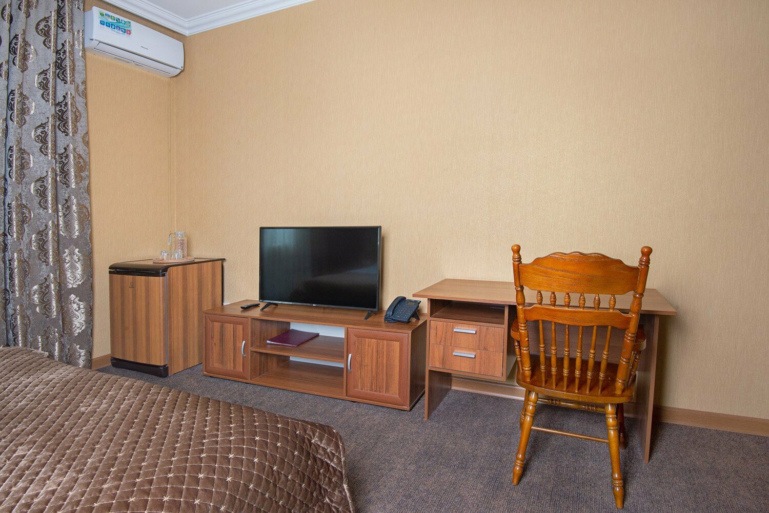 Номер с кроватью размера «king-size» и видом на озеро № 102