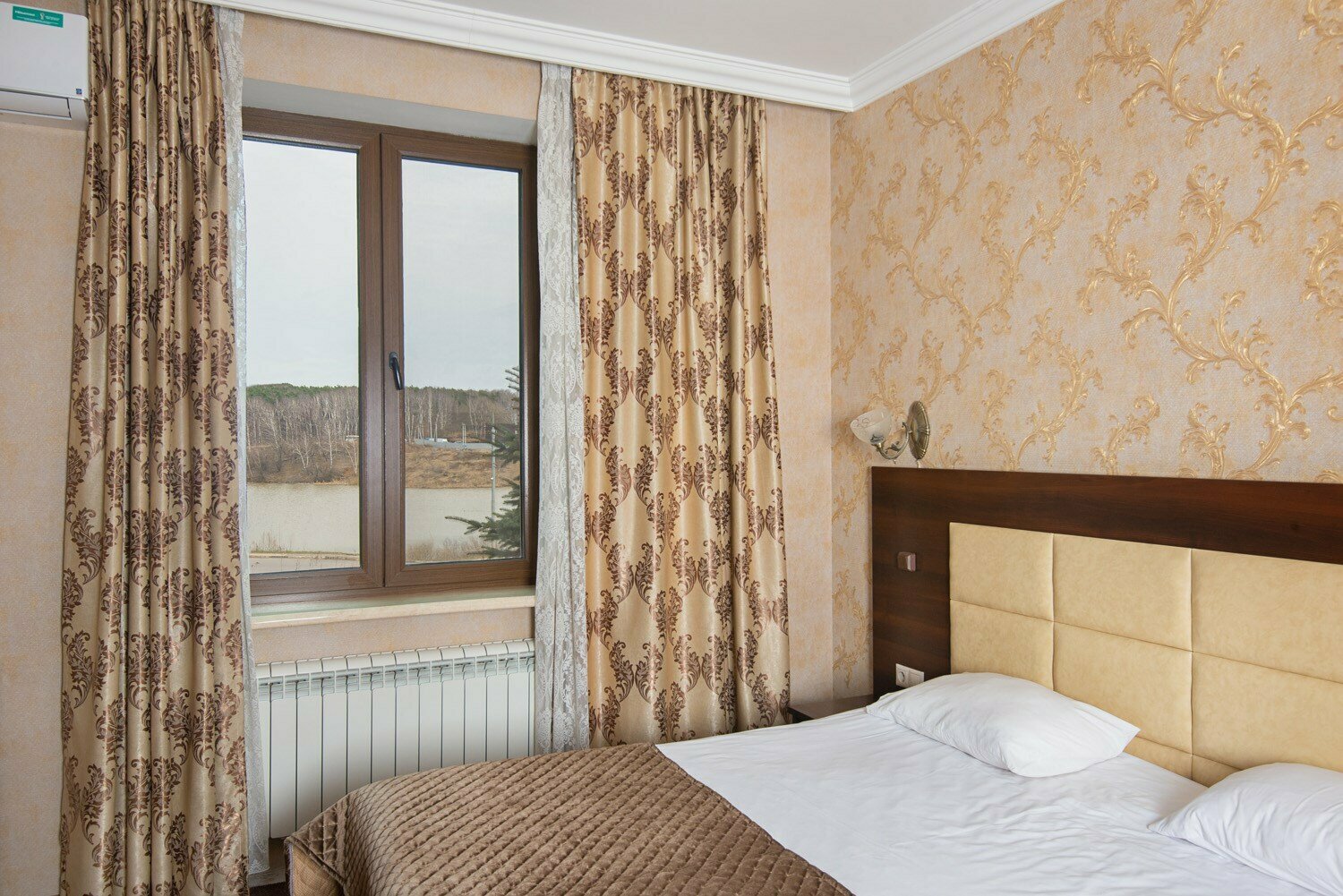 Номер с кроватью размера «king-size» и видом на озеро № 103