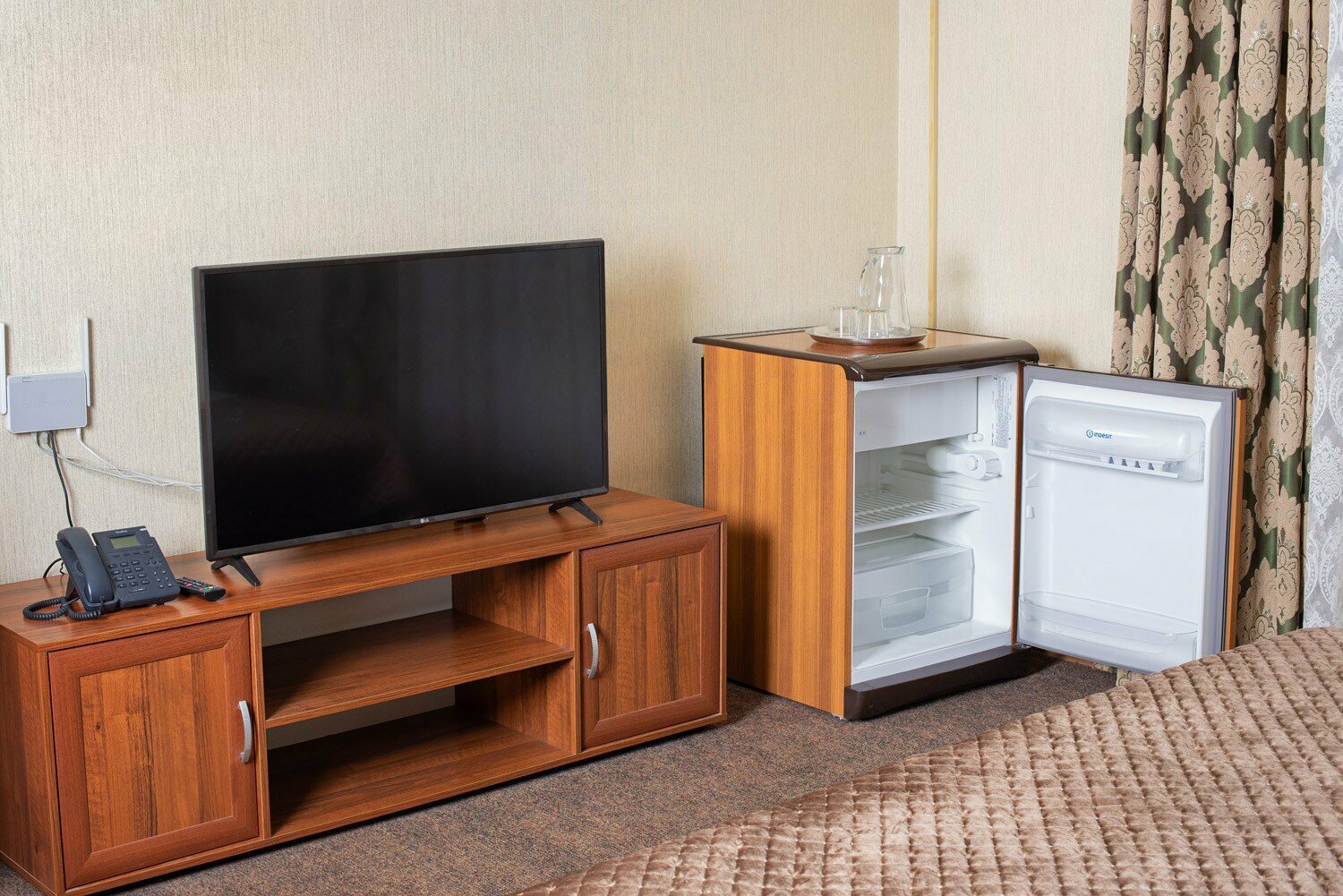 Номер с кроватью размера «king-size» и видом на озеро № 101