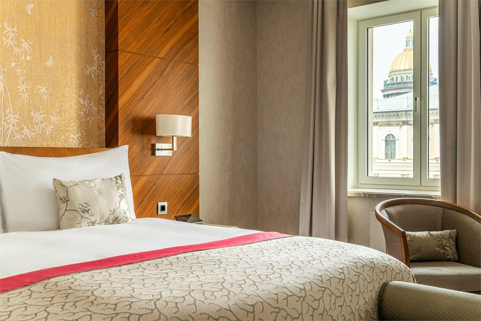 Супериор с видом на город