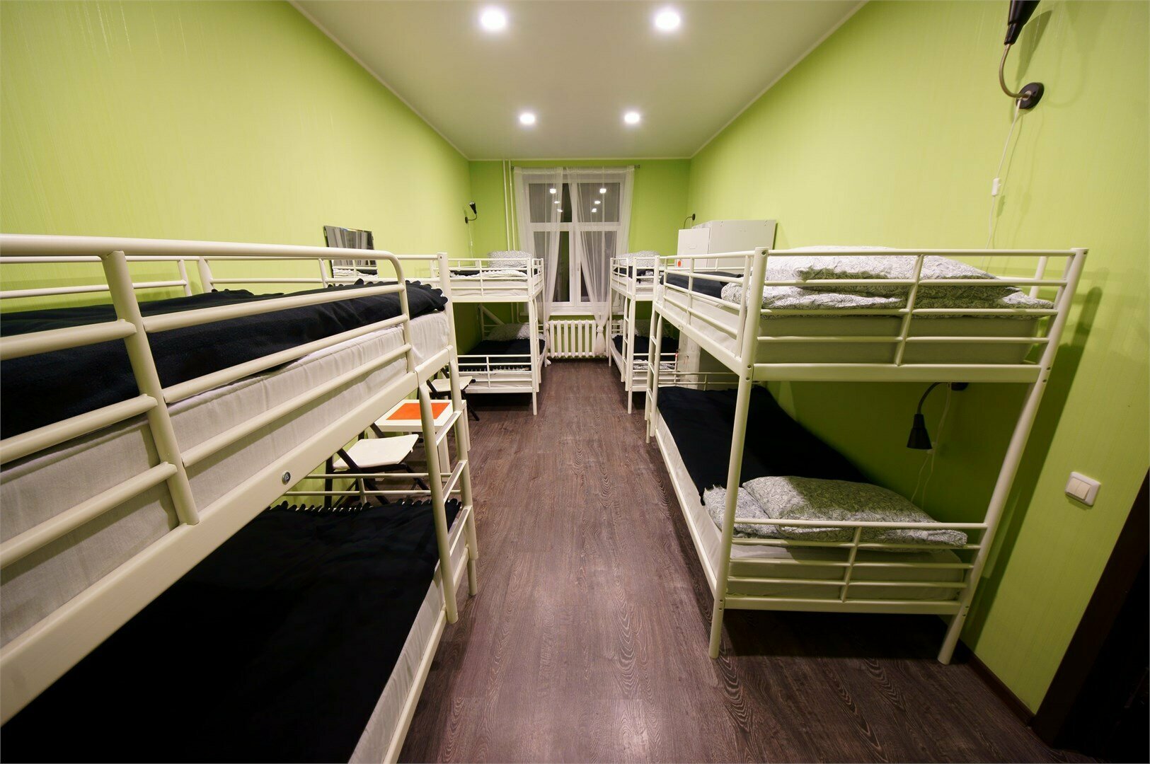 Общий номер для мужчин с 8 кроватями