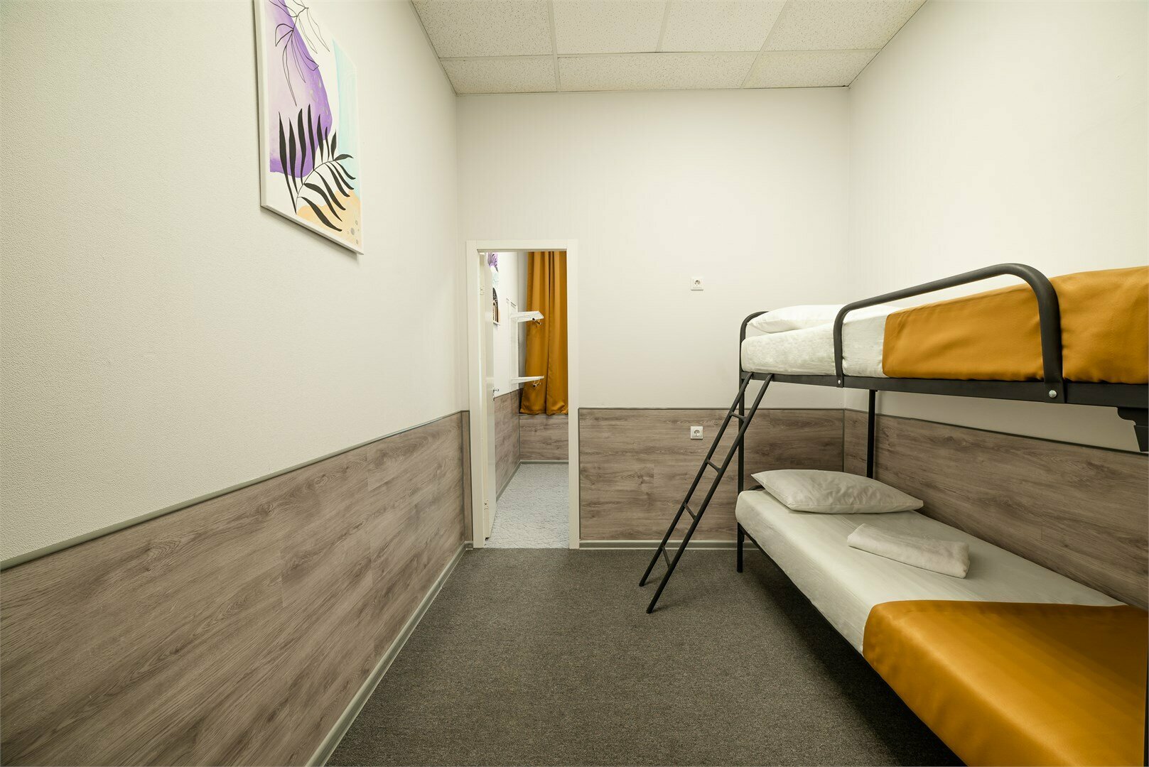 NEW Кровать в смежном женском номере