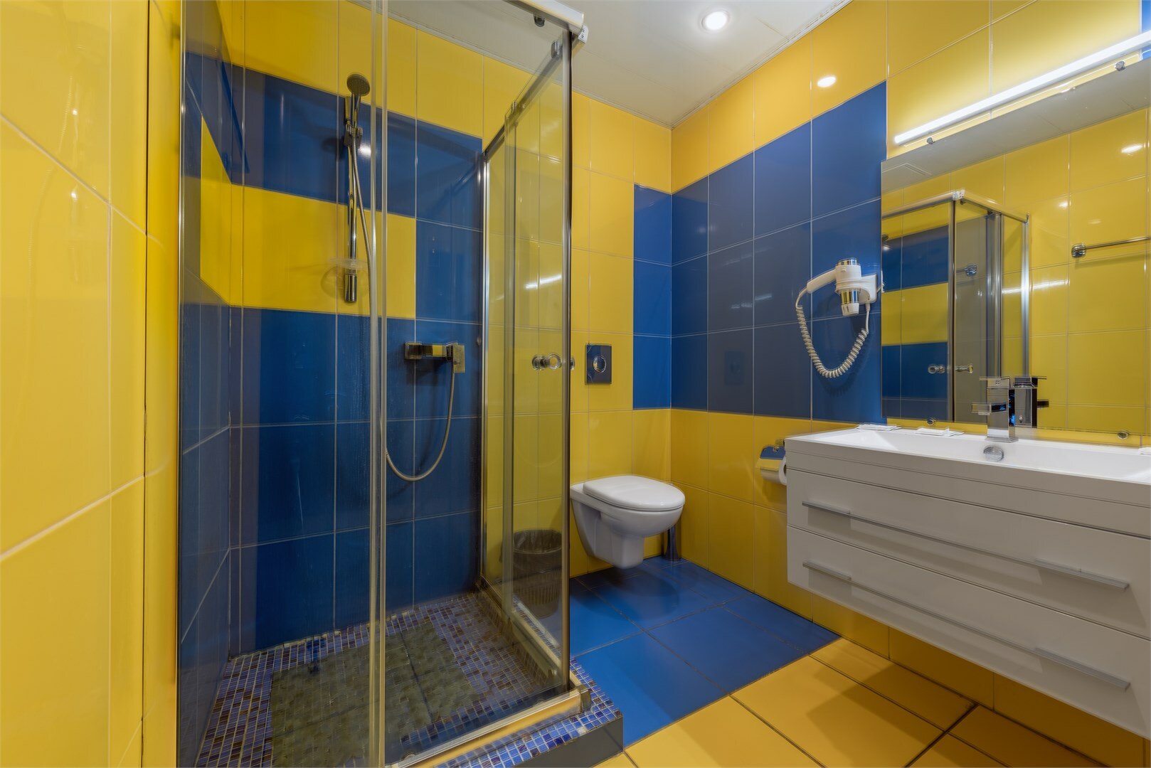 Трехместный