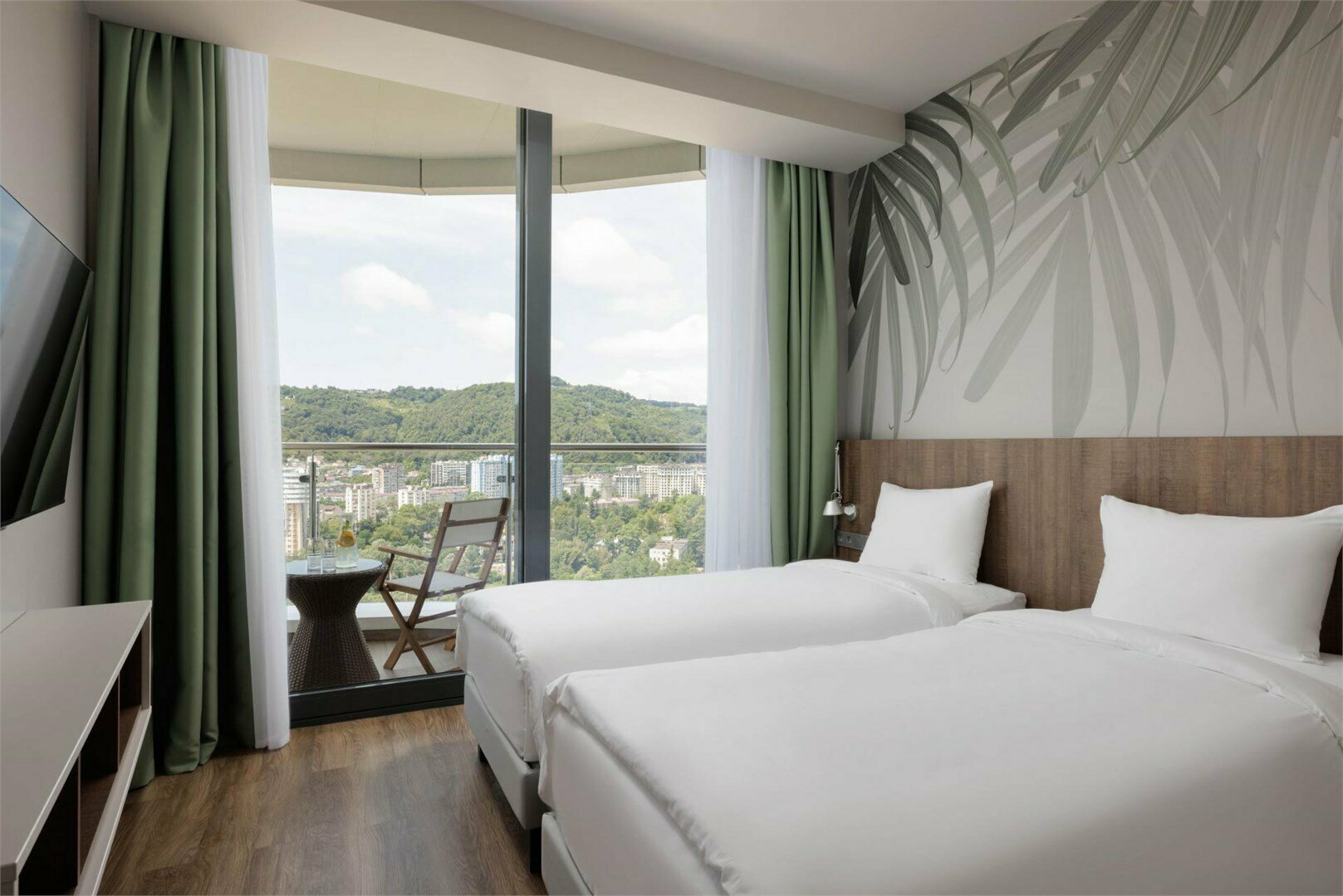 Трехкомнатный апартамент с двумя спальнями