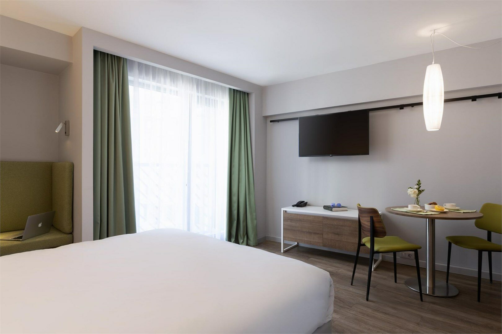 Студия с французским балконом и видом на патио