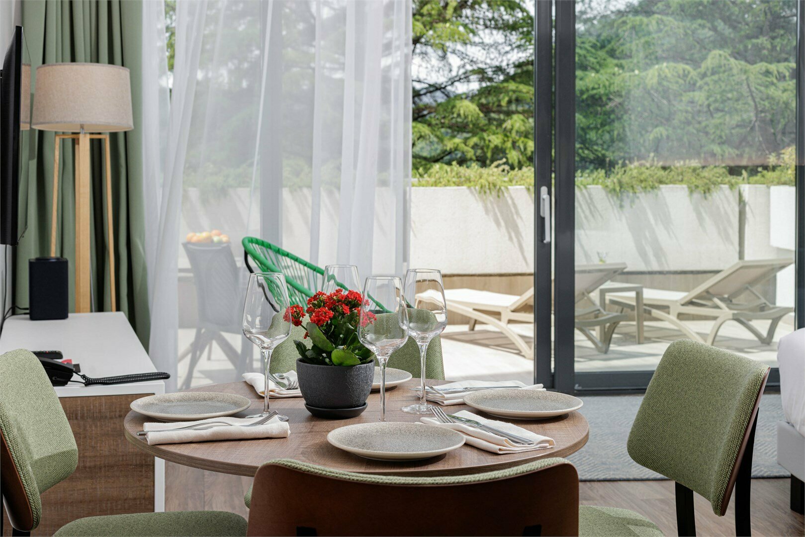 Студия с террасой и видом на парк