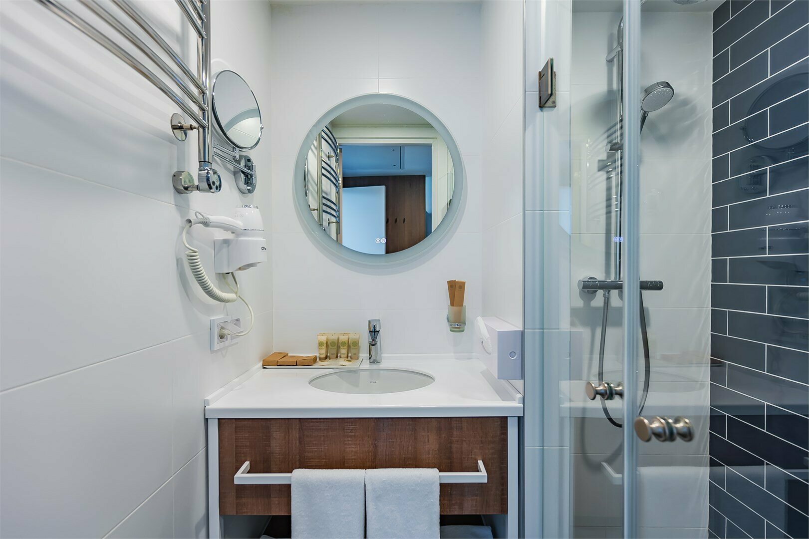 Студия с французским балконом и видом на патио